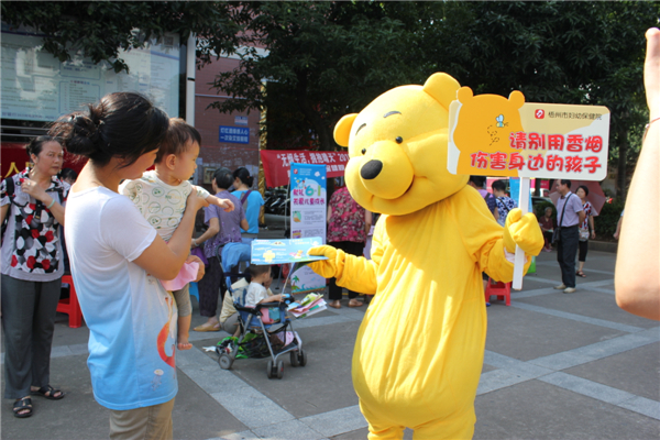 5月29日，梧州市婦幼保健院到潘塘公園參與衛(wèi)生系統(tǒng)開展的世界無煙日宣傳活動，該院醫(yī)務人員扮成可愛的卡通造型，呼吁市民為孩