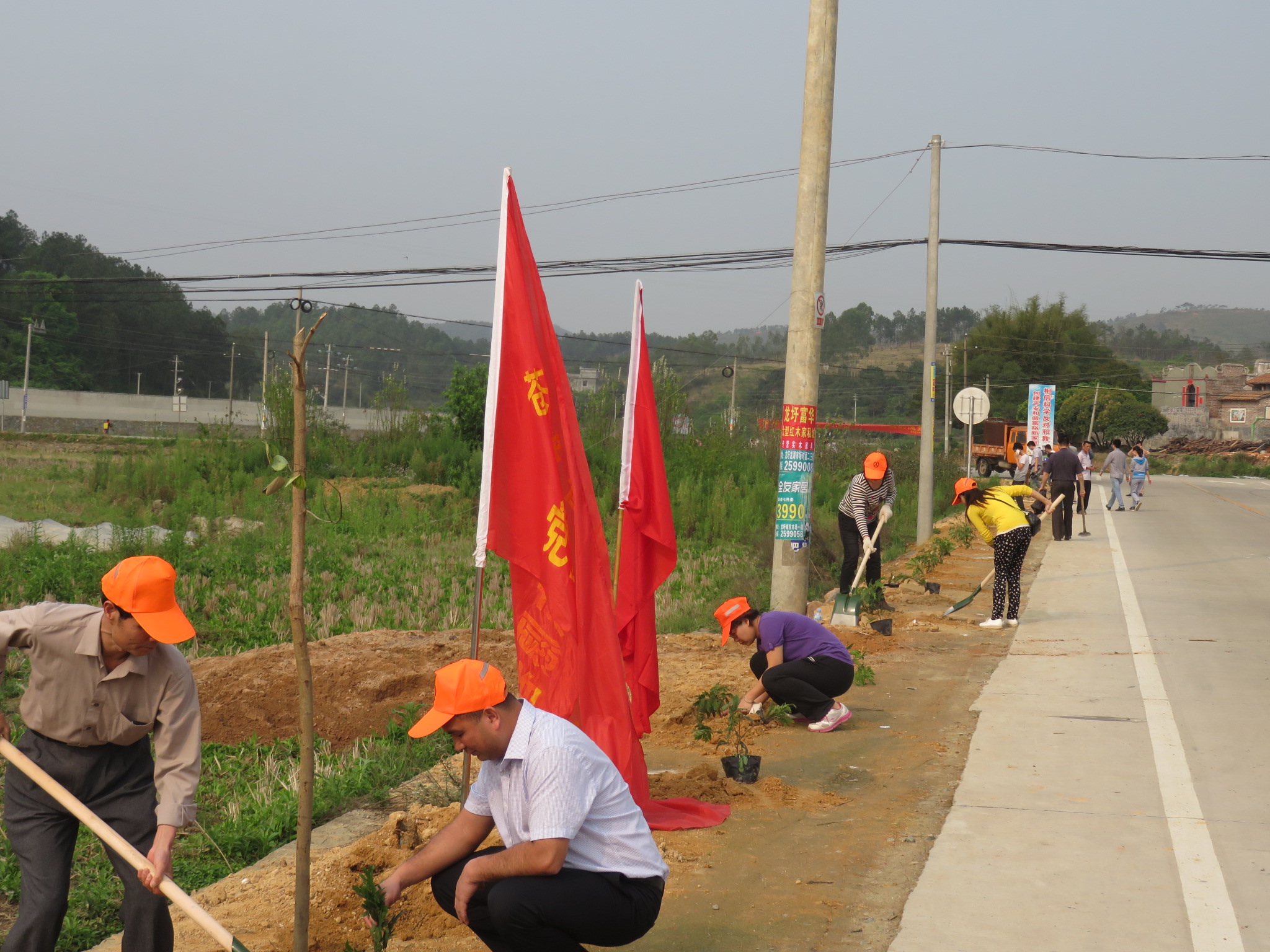 3月19日，龍圩區(qū)人民政府麥用潤(rùn)副區(qū)長(zhǎng)、大坡鎮(zhèn)政府鐘柱海書記、桂東公路管理局陳志武書記、蒼梧公路管理局樂金梅局長(zhǎng)等領(lǐng)導(dǎo)與