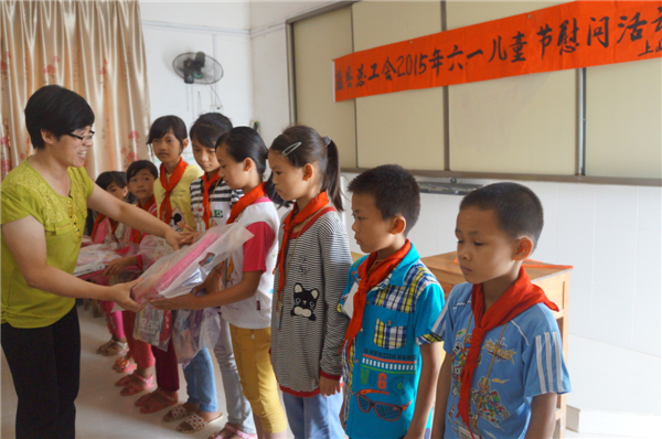 藤縣總工會(huì)宋伙坤書(shū)記為東榮上峽村小學(xué)生送上節(jié)日禮物.jpg