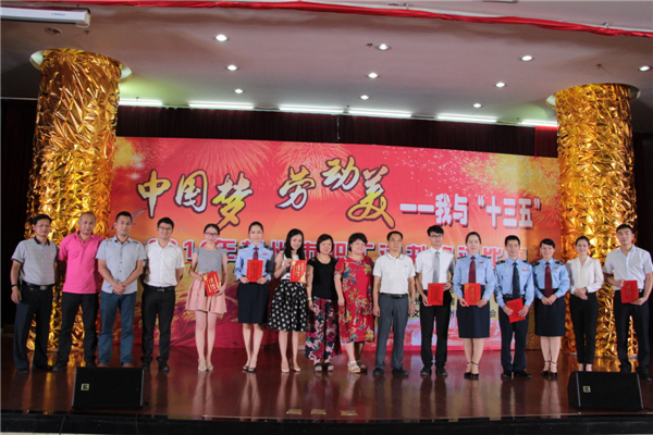領(lǐng)導(dǎo)嘉賓評委與獲獎選手的合影.JPG