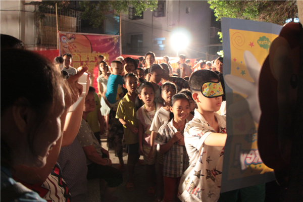 在中秋節(jié)來臨之際，為進一步拓展“雙報到”活動，踐行“兩學一做”學習教育，關愛社區(qū)職工群眾，營造歡樂祥和的節(jié)日氛圍，梧州市