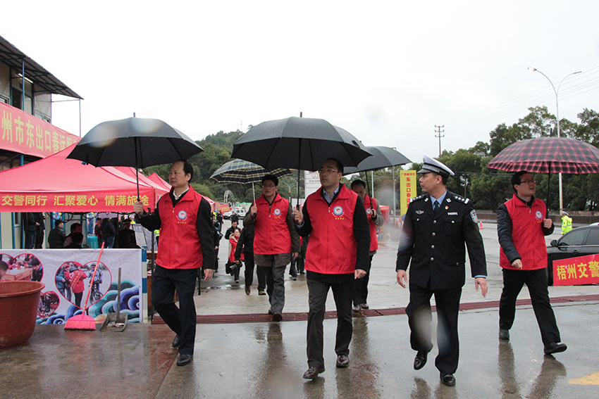 市委常委、組織部部長張惠強，市人大副主任、市總工會主席徐遠洲一行在東出口春運服務站視察各行業(yè)愛心服務站.jpg