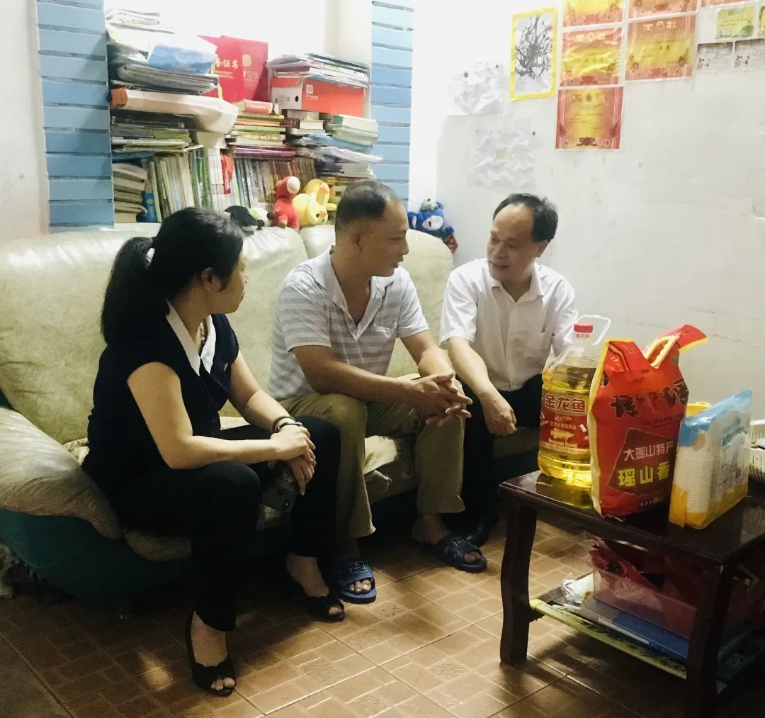 節(jié)日慰問暖人心，結(jié)對幫扶情誼真