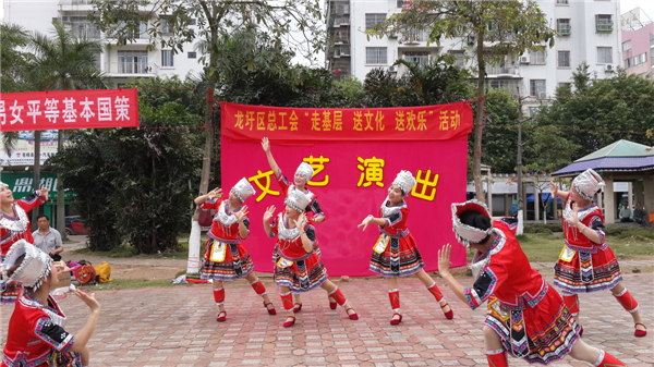 為豐富廣大職工群眾的精神文化生活，營(yíng)造歡樂(lè)祥和的節(jié)日氣氛，2015年春節(jié)期間龍圩區(qū)總工會(huì)深入開(kāi)展“走基層 送文化 送歡樂(lè)