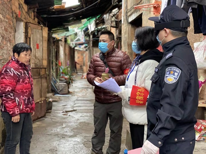 圖2.2月4日，萬秀區(qū)總工會主席莫培燁到龍骨社區(qū)協(xié)助開展疫情防控核查和宣傳工作.jpg
