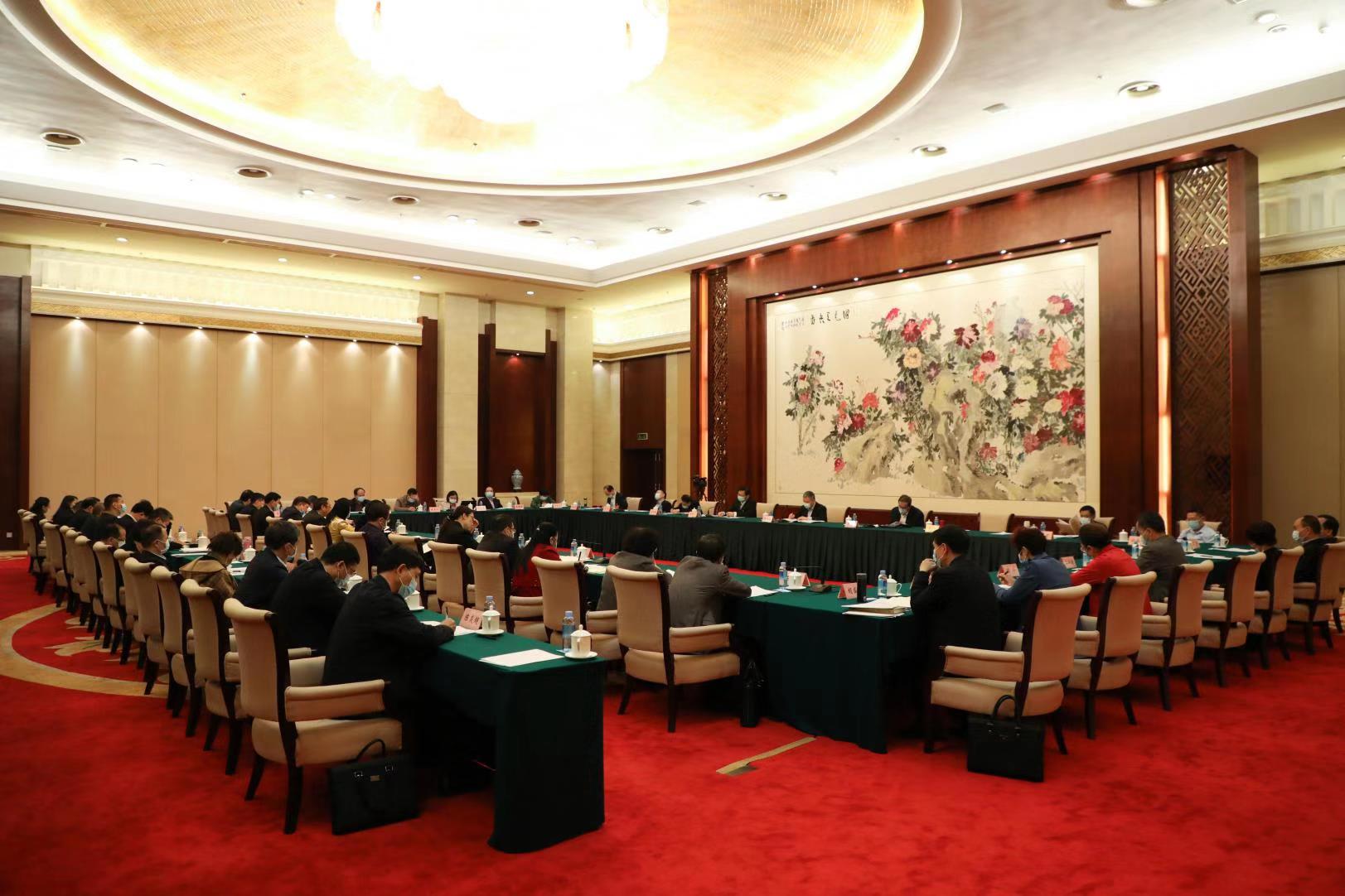 自治區(qū)政協(xié)十二屆四次會議召開期間，工會界別委員結合工作實際，積極建言獻策——