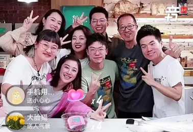 打工新鮮事丨一邊“上課”，一邊“賣大米”，被他的直播語(yǔ)錄圈粉了~