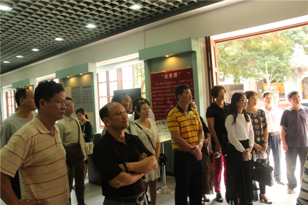 為踐行社會(huì)主義核心價(jià)值觀，進(jìn)一步弘揚(yáng)優(yōu)秀傳統(tǒng)文化，引領(lǐng)全市廣大職工群眾文明祭祖，文明追思。4月3日梧州市總工會(huì)組織干部職
